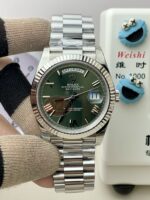 VS Factory (V2) Rolex Day-Date 40mm White Gold Olive Green Sunburst Roman Dial Fluted Bezel President Bracelet (228239) 1:1 Super Clone – DD3255 Movement