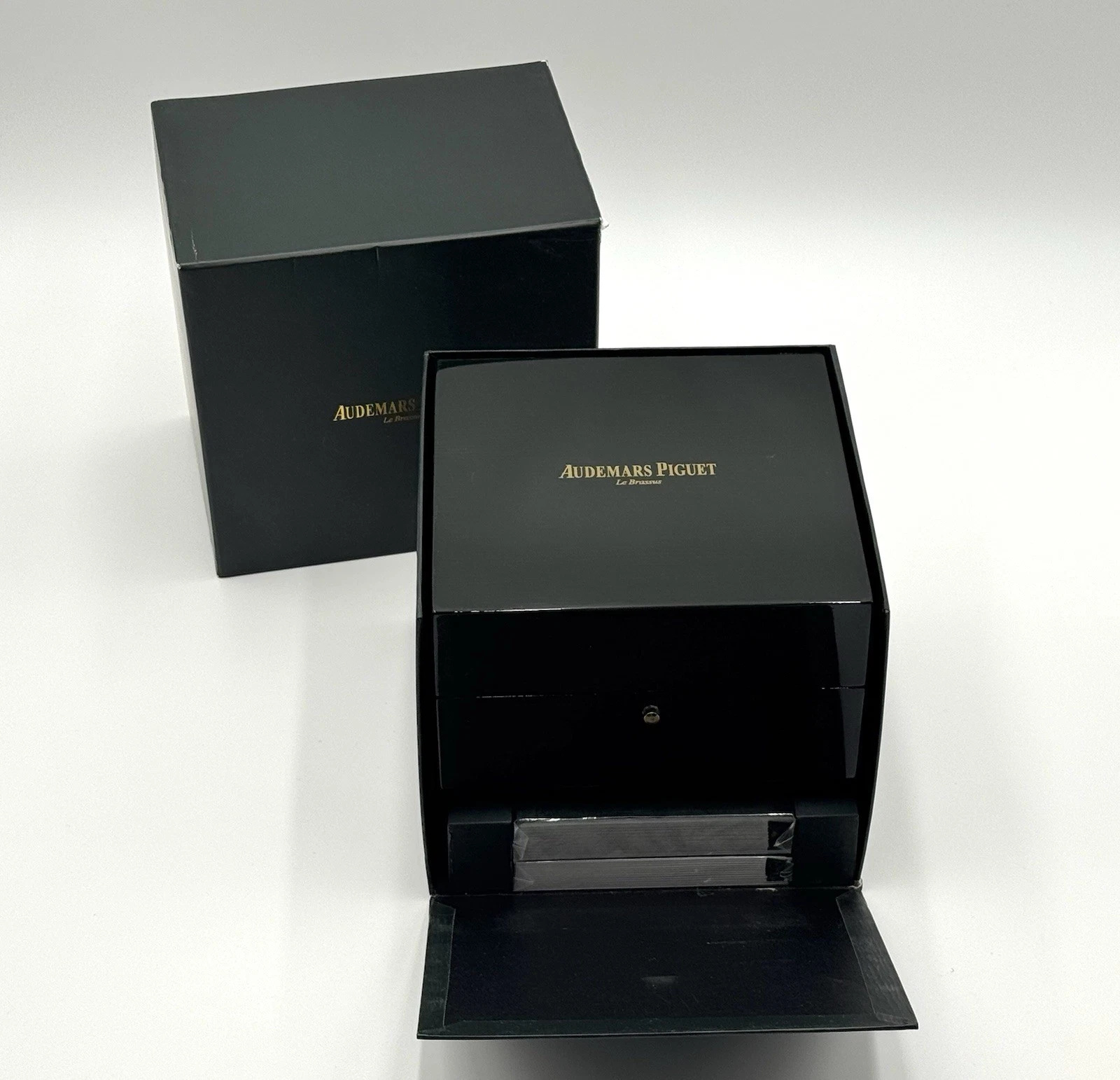 Audemars Piguet Watch Box Set Detail 01 Audemars Piguet Watch Box Set - high-resolution detail view 1 of 11