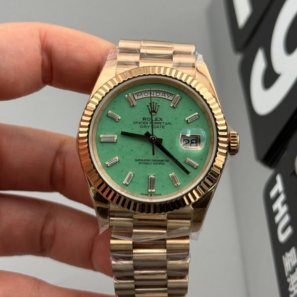 VS Factory Rolex Day-Date Yellow Gold Green Baguette Diamond Dial (139000) 1:1 Super Clone – DD3255 Movement